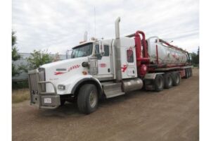 2015 KENWORTH T800 TRIAXLE SEMIVAC TRUCK WITH CUMMINS ISX 15 ENGINE, 14,424 HOURS, 235,684 KILOMETERS, EATON 18 SPEED TRANSMISSION, T69-170P TRIDE...