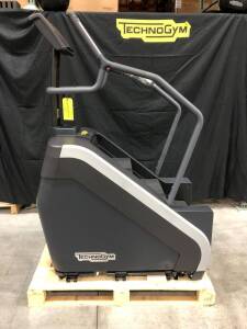 TECHNOGYM CLIMB EXCITE 1000 P LED DOM: 2018 MODEL: DEE83LBAN00R0USU SN: DEE83L18001346