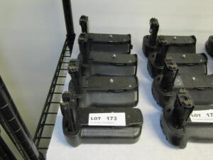 (4) NEEWER VERTICAL BATTERY GRIP (FOR MARK III)