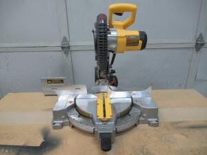 DEWALT DW 713 10" COMPOUND MITER SAW