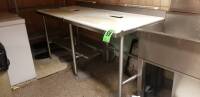 Tables en acier inoxydable avec tablette et dos, dessus en polypropyl&egrave;ne Marque: FRANESSE