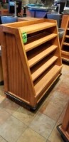 Pr&eacute;sentoir en bois et m&eacute;lamine avec 4 &eacute;tag&egrave;res r&eacute;glables