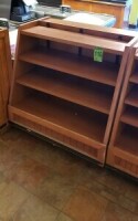 Pr&eacute;sentoir double-face en bois et m&eacute;lamine avec 6 &eacute;tag&egrave;res r&eacute;glables