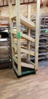 &Eacute;tag&egrave;re en bois sur base m&eacute;tal avec roues