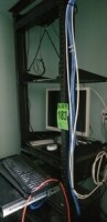 Ensemble de chambre a serveur incluant &eacute;crans, rack, batterie de secours, disc durs et ordinateurs (Autres contenu pas inclus - propri&eacute;t&eacute; de BELL CANADA)