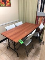 Lot de (4) chaise avec table en bois