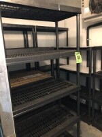 (6) &eacute;tag&egrave;res en plastique