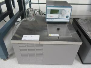 VWR 1147P PROGRAMMABLE LOW PROFILE CIRCULATING WATER BATH, WITH KONTES 100ML BEAKER JACKETED