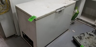 FREEZMASTER freezer chest, 3.5' x 3' x3.5'