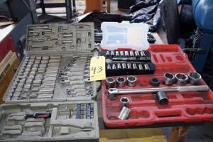 LOT OF SOCKET WRENCH SETS