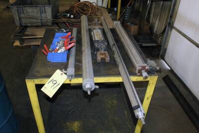 LOT OF PNEUMATIC CYLINDERS