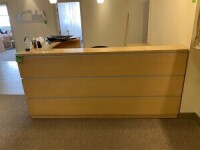 Bureau d'accueil en forme de L