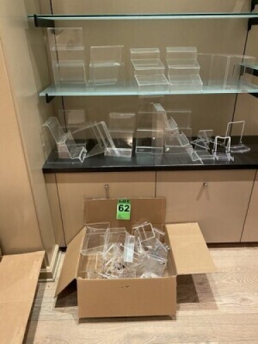 Beaucoup de pr&eacute;sentoirs en plastique