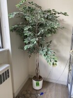 Faux arbre dans une jardini&egrave;re en plastique