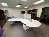 Unit&eacute; de bureau comprenant 3 bureaux, des cloisons de s&eacute;paration et 3 petites armoires
