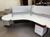 Unit&eacute; de bureau comprenant 3 bureaux, des cloisons de s&eacute;paration et 3 petites armoires - 2