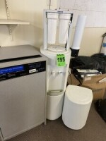 Distributeur d'eau avec syst&egrave;me de filtration de l'eau