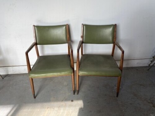 (2) Chaises