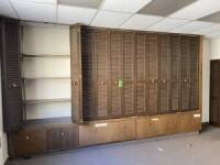Unit&eacute; de rayonnage compl&egrave;te avec portes de placard et espace de rangement