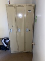 Contenu du vestiaire comprenant (9) casiers, une &eacute;tag&egrave;re m&eacute;tallique &agrave; 6 niveaux et un assortiment de nettoyage