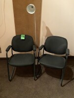 (2) des chaises fixes et un support d'&eacute;clairage
