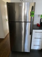 FRIGIDAIRE Fridge with top freezer