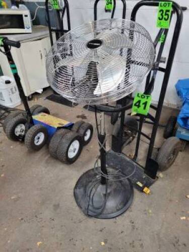 Ventilateur &agrave; pi&eacute;destal m&eacute;tallique UBERHAUS r&eacute;glable de 30
