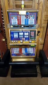 GOLDEN NUGGET $.25 SLOT MACHINE WITH SLOT BASE