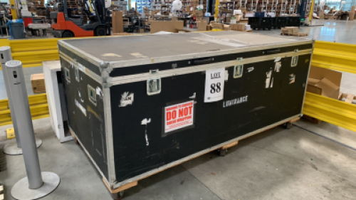 TRAVEL CASE ON CASTERS 96.5" X 48.5" X 36"