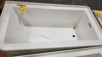 Jacuzzi Bath Tub 60 X 32 (Damaged Trim)