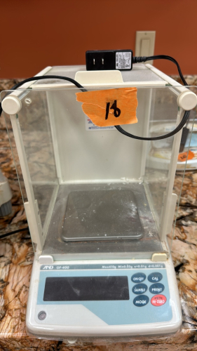 A&D ENGINEERING GF-400 ANALYTICAL BALANCE