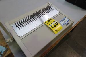 TCC Spiral Binding Machine, Model 240HB, Serial # 9202860 closer Relieuse spirales, marque TCC, modèle 240HB, # de série 9202860