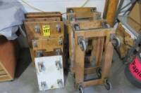 (11) Assorted moving dollies on casters (11) Assortiment de chariots mobiles sur roulettes
