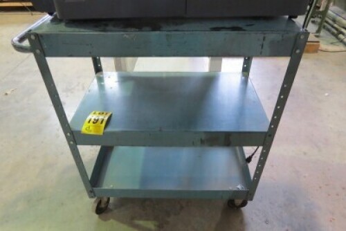 3-level steel rolling cart on with wheels // Chariot roulant 3 niveaux en acier avec roues