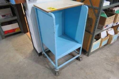 Steel cabinet on wheels // Armoire en acier sur roues