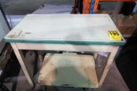 Table and steel cart on casters // Table et chariot en acier sur roulettes