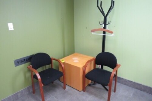 2 Chairs, Corner Table And Coat Rack // 2 chaises, table d'angle et porte manteau