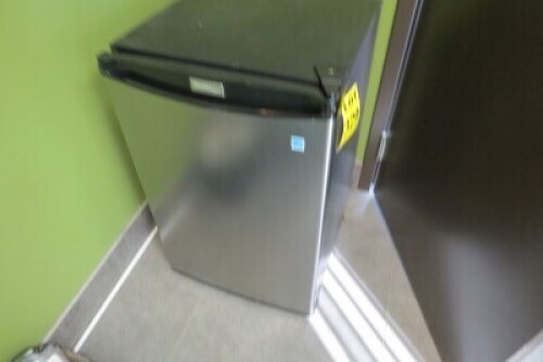 Danby Mini Fridge // Danby Mini R&eacute;frig&eacute;rateur
