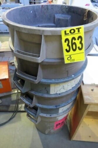 6 Plastic Garbage Bins // 6 poubelles en plastique