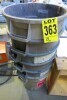 6 Plastic Garbage Bins // 6 poubelles en plastique