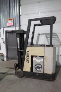 Standing Crown Electric Forklift, Model 30RCTT-S, 2,272 Hours, 3000-lb Capacity, Serial# H-3657-2 Chariot élévateur électrique debout, marque Crown, modèle 30RCTT-S, 2 272 heures, capacité de 3 000 livres, # de série H-3657-2