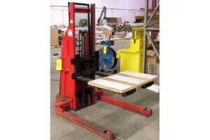 MOBILE INDUSTRIES B60CSA HYDRAULIC LIFT TRUCK, 1,500LB CAP., S/N 13896