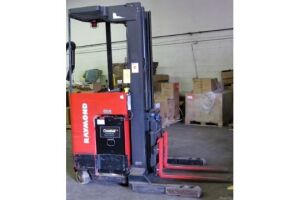 2000 RAYMOND EASI R30TT ELECTRIC REACH TRUCK, 3,000LB CAP., 216" MAX LIFT, 36V, 7' 11" MAST W/ BATTERY & EXIDE 666 PLUS CHARGER