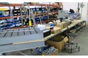 20' X 5' ASSEMBLY STATION W/ ASST. PNEUMATIC TOOLS, LIFT ASSISTS, FAN, ETC.