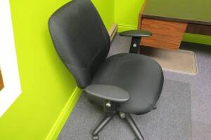 Executive chair on wheels, Chaises sur roues *Location: 45 rue Alphonse-Desjardins, Salaberry-de-Valleyfield*