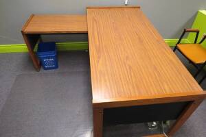 Office desk, Bureau *Location: 45 rue Alphonse-Desjardins, Salaberry-de-Valleyfield*