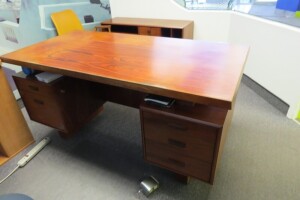 (1) Office desk and matching credenza, Bureau *Location: 45 rue Alphonse-Desjardins, Salaberry-de-Valleyfield*