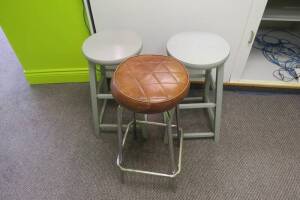 (3) Stools *Location: 45 rue Alphonse-Desjardins, Salaberry-de-Valleyfield*