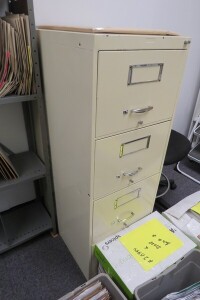 4-door filing cabinet// 4-portes classeur sur roues *Location: 45 rue Alphonse-Desjardins, Salaberry-de-Valleyfield*