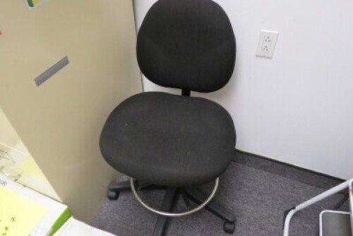 (2)Executive chair // (2)Chaises *Location: 45 rue Alphonse-Desjardins, Salaberry-de-Valleyfield*